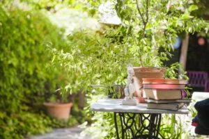 夏の訪れに備えて、庭やバルコニーを満喫するための家具の整備とアイデア